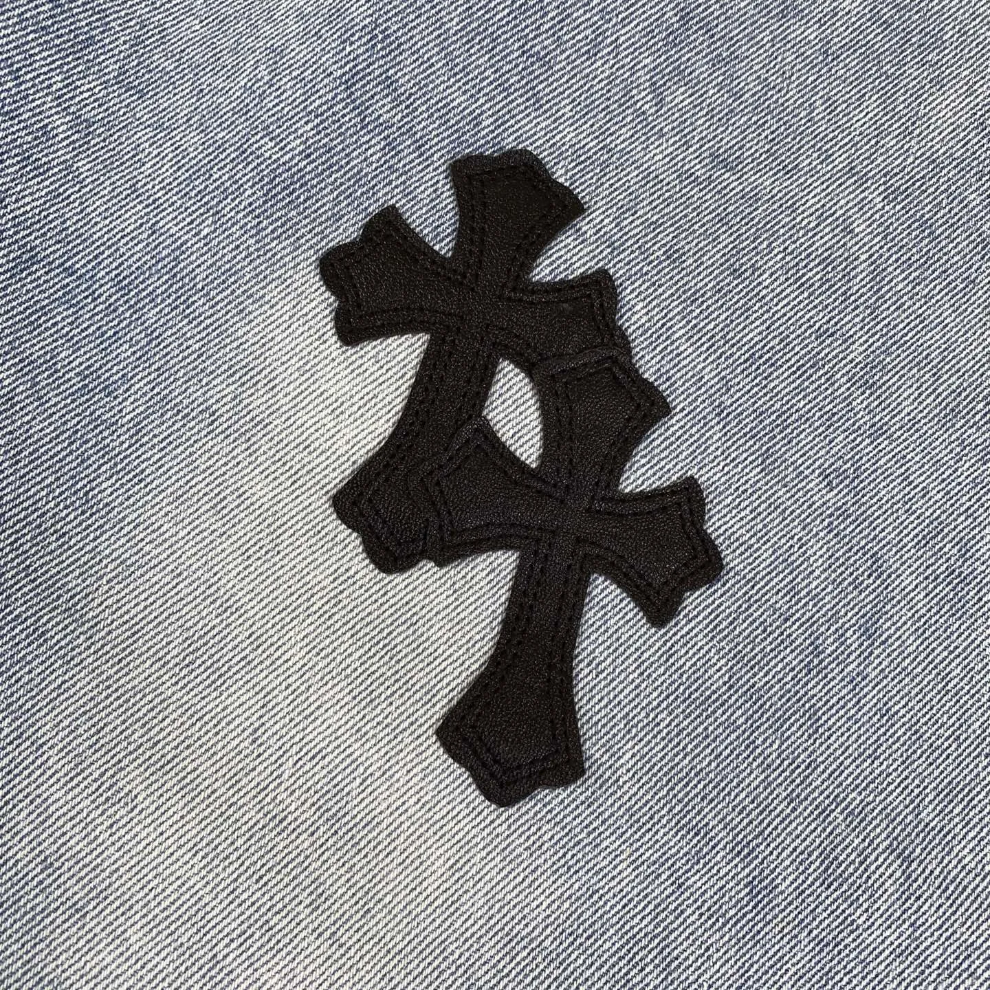 🅿️240 The correct version of Chroe Hets CH black leather jeans, priced at 4W level, patchwork cross pattern embellishment, high-waisted washed jeans! ! Absolutely high-end luxury products, 1.9W level god-level single products, super popular products, built with top heavy industry, a magic weapon that cannot be missed [About Zangyin] This is an extremely luxurious fashion brand that can also be called the aristocrats of the high street. It has always been an exclusive brand for some hipsters or rich second generations. Compared with ordinary high streets, it is more luxurious and noble. Compared with luxury brands, it has a more fashionable personality and has always been a brand that I have a special liking for. A6632 [Top heavy industry fashionable design] Consistently high-street luxury style creation. Speaking of this style, the Zangyin family and GU family are definitely the leading representative brands. Especially the Zangyin family has really achieved a state-of-the-art effect in creating high-street style. The color system of this model is made of unique washed materials. It is already quite eye-catching. It is decorated with pink patchwork cross flowers, which cleverly highlights the charm of the brand. Secondly, this model uses classic The classic high-waist cutting design highlights the long legs and the fashionable temperament of the upper body. The brand is highly recognizable and the slim fit configuration is more suitable for daily wear. This product is a product that interprets personality, fashion, and specifications at a glance. This single product is enough to make any fan excited. It can be a white T-shirt for youthful preppy style, or a tight sling for royal lady style. It has strong matching ability and can be easily controlled by men.  [Material and craftsmanship] Needless to say, this point goes without saying. As an excellent craftsman brand, Zangyin has really perfect requirements for details and craftsmanship. The washed color of this model has gone through so many processes, not to mention the embellishment of the denim appliqués. It is also purely handmade and sewn. Just like what they believe in, only handmade things have soul and have the meaning of wear. A top-notch heavy-duty fashionable denim item, I look forward to your perfect interpretation! ! 28-34 corresponds to S-XL